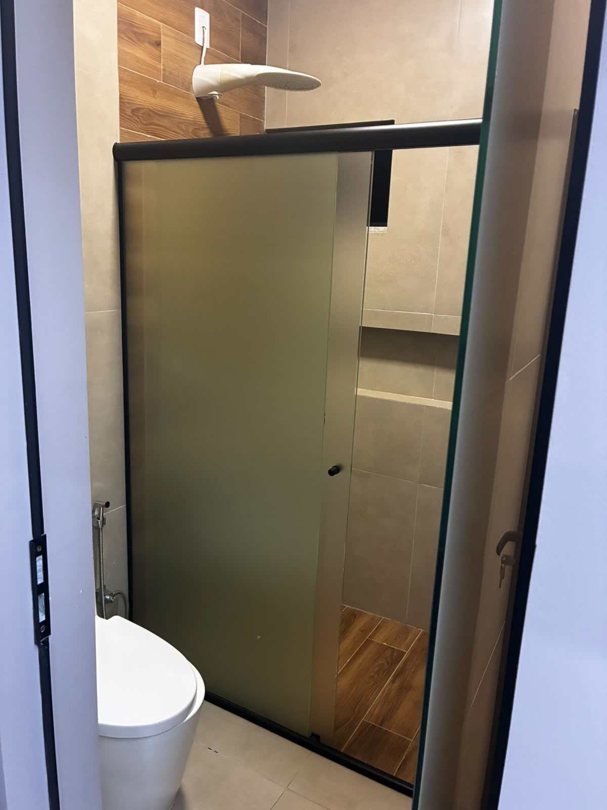 Banheiro com box de vidro